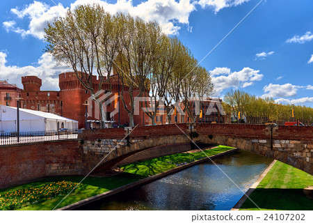 Perpignan in springtime 24107202