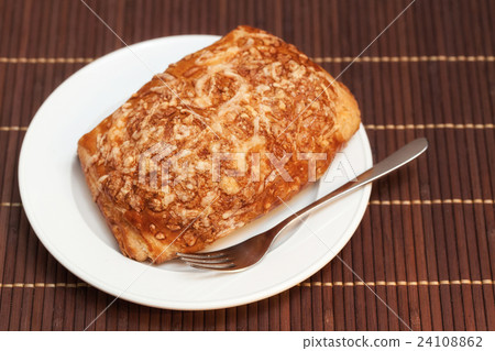 圖庫照片: pie stuffed meat and cheese on bamboo napkin