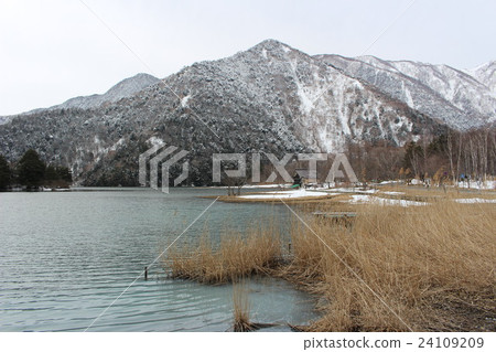 Yuho lake and the mountain in early spring 24109209