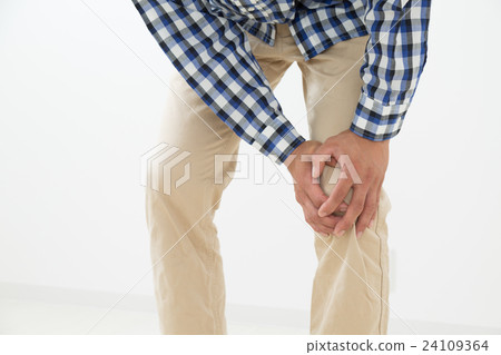 Young man holding knee Knee pain 24109364