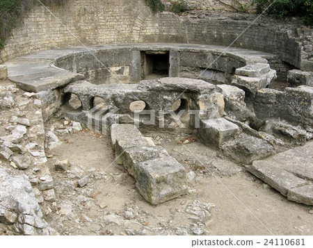 法國南部尼姆羅馬水道終點古代集水區卡斯特利姆 24110681