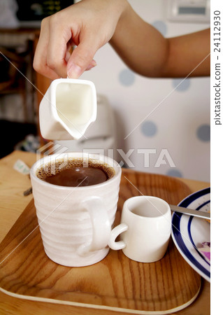 咖啡和膠嬸，女主人的普通房間內硧硌上瓸，木板糖 24112930