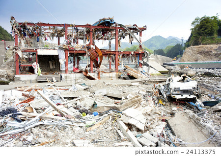 東日本大地震發生兩個月後·岩手縣沿海地區遭受海嘯襲擊 24113375