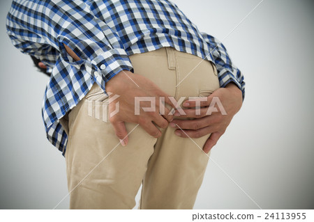 一個年輕人患有痔瘡 24113955