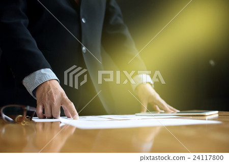 business man stand at the head of the table 24117800