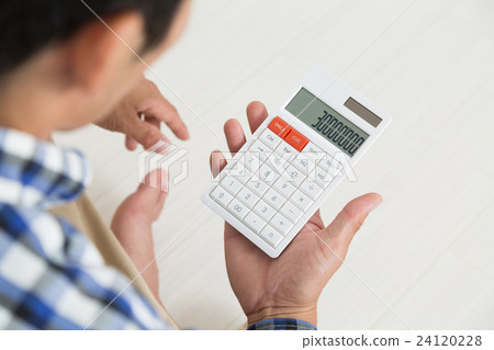 有計算器的一個年輕人 有計算器的一個年輕人 24120228