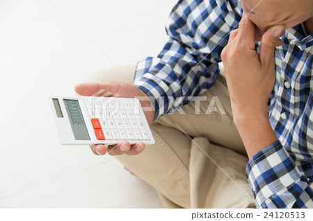 A young man with a calculator 24120513