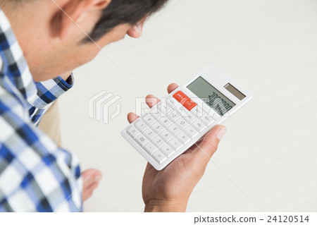 有計算器的一個年輕人 24120514