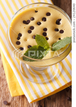 Zabaione cream with chocolate drops close up 24120640