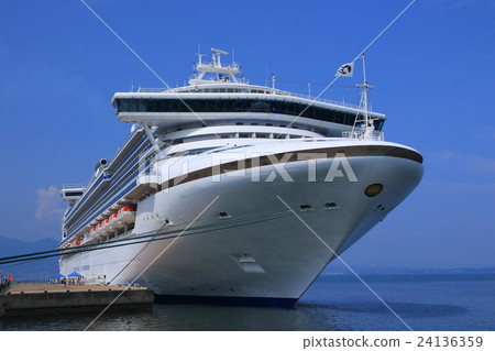 Large cruise ship Diamond Princess (Beppu International Tourist Port) 24136359