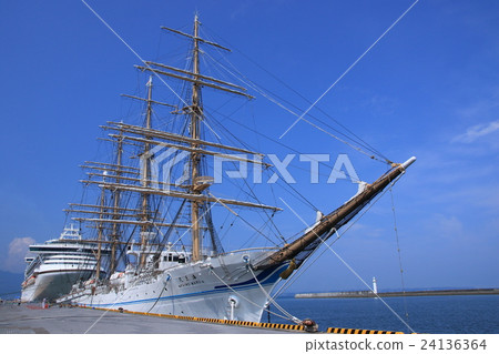 Kaiwomaru and large passenger ships (Beppu International Tourist Port) 24136364