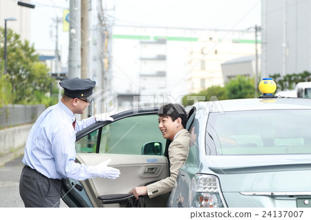 TAXI出租車(男性工作服上班族商人辦公室上下車) TAXI出租車(男性工作服上班族商人辦公室上下車) 24137007