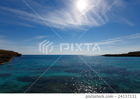Sea bay 24137131