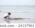 Boy who plays at the beach 24137901