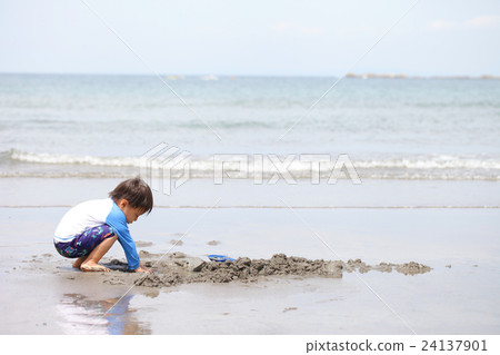 在海灘玩的男孩 24137901