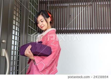 帶來禮物/禮物的婦女 24138934