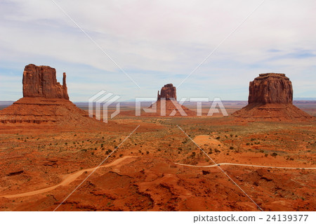 紀念碑谷，美國亞利桑那原始的風景 24139377