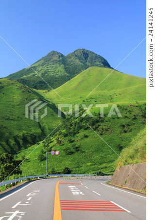 夏天湯布院Waketodai（Yufedake和九州過馬路）垂直構成 24141245