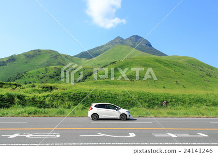 Drive image (Yufu-dake and white compact car) in the vicinity of Yufutsu Wakata Dori in the summer Drive image (Yufu-dake and white compact car) in the vicinity of Yufutsu Wakata Dori in the summer 24141246