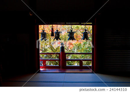 神道聖地寺廟和垂懸的燈籠 神道聖地寺廟和垂懸的燈籠 24144310