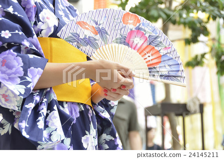 A young lady in a yukata with a fan 24145211