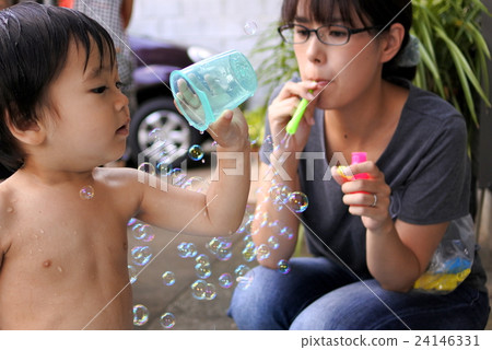 Soap bubble & water play at the plastic pool 24146331