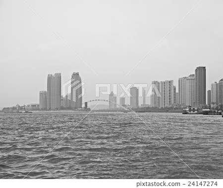The scenery of the city on the banks of the Yalu River The scenery of the city on the banks of the Yalu River 24147274