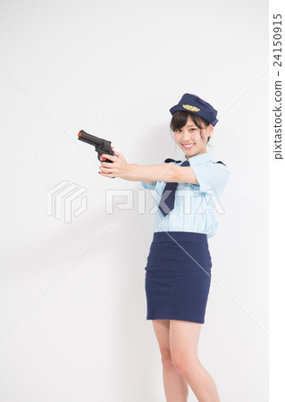 一名女子用玩具手槍表演女警察的角色扮演 24150915