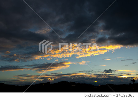 颱風晚上颱風多雲天空晚上日落日落天空仲夏天空拷貝空間字符空間晚上 颱風晚上颱風多雲天空晚上日落日落天空仲夏天空拷貝空間字符空間晚上 24152363