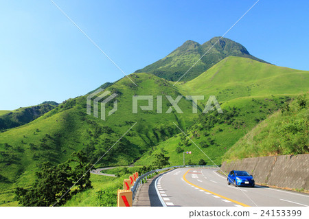 Drive image of Yufuto Waketodai in summer (Yufu and blue compact car) Drive image of Yufuto Waketodai in summer (Yufu and blue compact car) 24153399