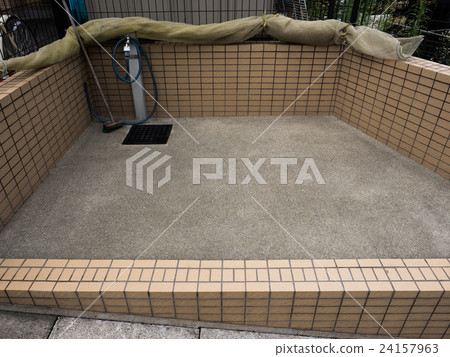 Garbage collecting place of condominium 24157963