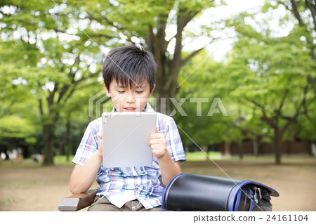 小學生使用平板電腦 24161104