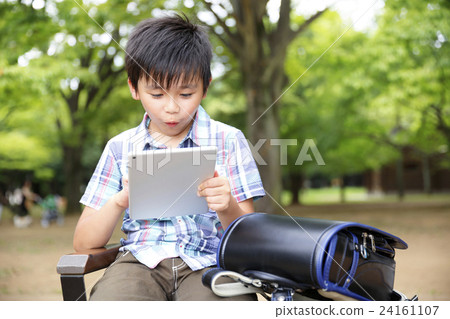 Elementary school students using tablets Elementary school students using tablets 24161107