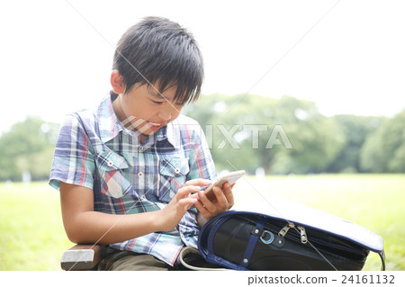 使用智能手機的小學學生 使用智能手機的小學學生 24161132