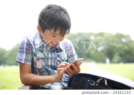 使用智能手機的小學學生 使用智能手機的小學學生 24161133