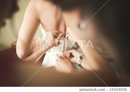 Luxury bride on the morning of wedding day Luxury bride on the morning of wedding day 24163038