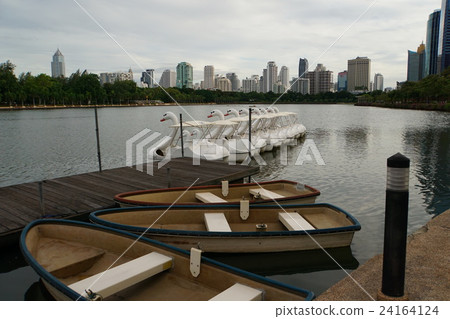 Boat Pier in Bangkok (a swan boat in Bangkok) 24164124