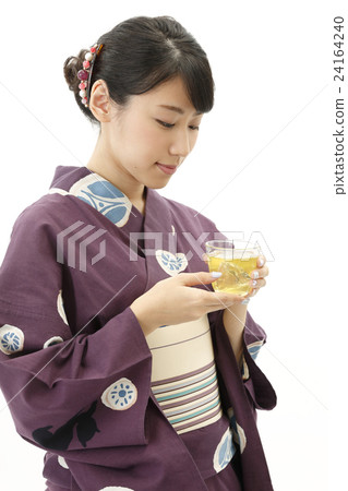 Yukata ladies with tea 24164240