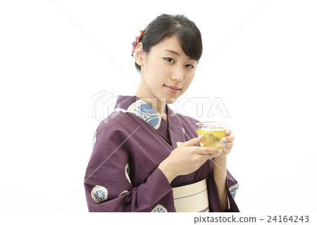 Yukata ladies with tea 24164243