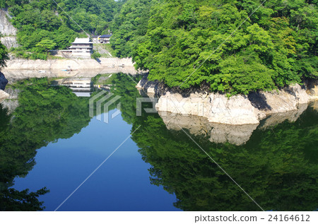 Shin Long Lake in fresh green 24164612