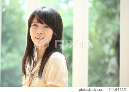 她二十多歲的微笑的婦女 24164615