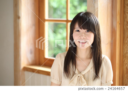 Smiling woman in her twenties 24164657
