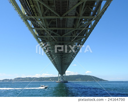 從Maiko海岸看到的世界上最好的懸索橋“Akashi Kaikyo Ohashi Bridge”的最底部向上看 24164700