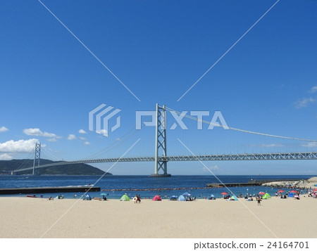 從Maiko海岸“明石海峽大橋”看到的世界上最大的吊橋:Maiko海灘與沐浴客人一起熙熙攘攘 從Maiko海岸“明石海峽大橋”看到的世界上最大的吊橋:Maiko海灘與沐浴客人一起熙熙攘攘 24164701