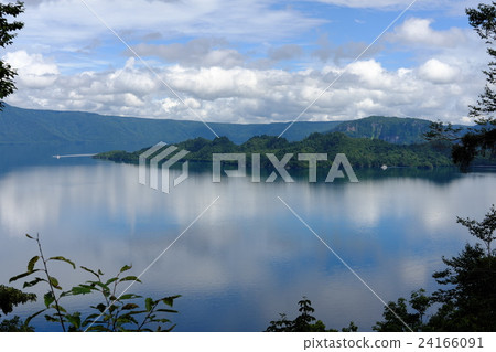 跑在十和田湖,中間湖附近的遊船的道路 跑在十和田湖,中間湖附近的遊船的道路 24166091