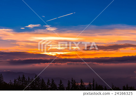 Evening glow of the fifth consecutive Fuji 24166325