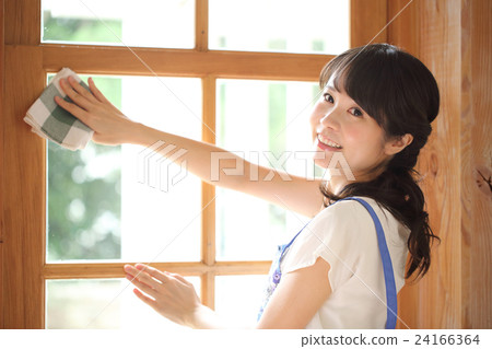 抹窗口的一個少婦 抹窗口的一個少婦 24166364