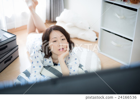 電視放鬆的女人 24166536