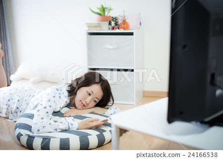 電視放鬆的女人 24166538