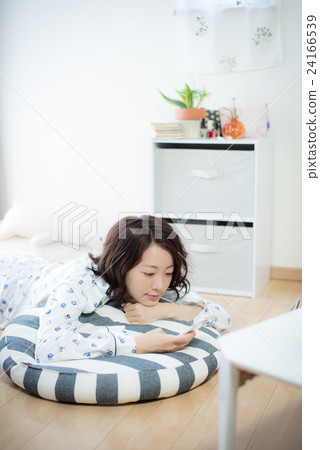 電視放鬆的女人 電視放鬆的女人 24166539